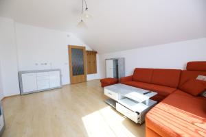 Imagen de la galería de Gemütliche Wohnung im Zentrum Top 3, en Zeltweg 4 fotos más