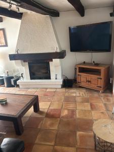 TV a/nebo společenská místnost v ubytování Le Clos des Fées