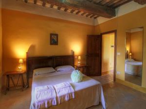Una cama o camas en una habitación de Picturesque Holiday Home in Assisi with Pool