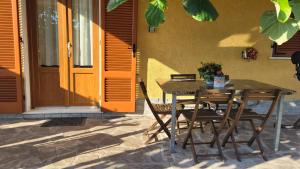 a table and chairs in front of a house at Casa vacanze da Gigi in Vallecchia