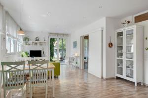 a dining room and living room with a table and chairs at Ferienwohnung Paffendorf in Gutach