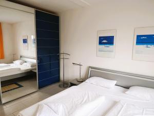 Giường trong phòng chung tại Residenz Strandkrone 17