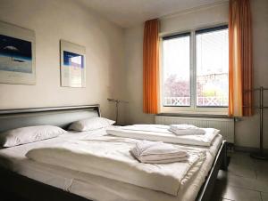 Giường trong phòng chung tại Residenz Strandkrone 17