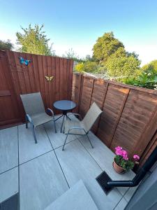 a patio with a table and chairs and a fence at Little side house in Cambridge in Trumpington +9 photos