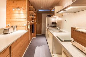 Una cocina grande con gabinetes de madera y fregadero. en Ferienwohnung Faden, en Constanza