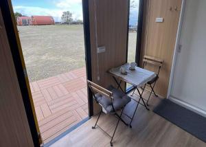 ein kleiner Tisch und ein Stuhl in einem Raum mit einem Feld in der Unterkunft A Kuei Cottage X by Tiny Away in Wufeng + 5 Fotos