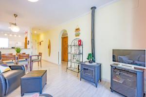 Televízia a/alebo spoločenská miestnosť v ubytovaní Bungalow Rosa - PlusHolidays