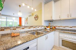 Kuchyňa alebo kuchynka v ubytovaní Bungalow Rosa - PlusHolidays
