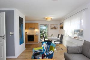 un salon avec un canapé et une table dans l'établissement Madleen, à Wieck