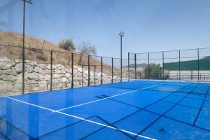 ein Tennisplatz mit Zaun in der Unterkunft Loft Los Olivos in Algar