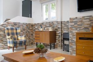 ein Wohnzimmer mit einem Tisch und einem Stuhl in der Unterkunft Loft Los Olivos in Algar