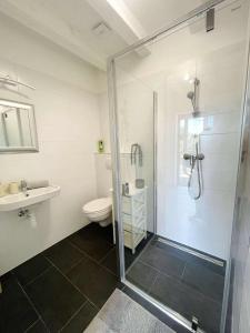 Bilik mandi di Lator-Hans Apartmanház