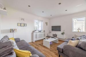 a living room with a couch and a tv at Host & Stay - Meadow Way in Windsor +12 photos
