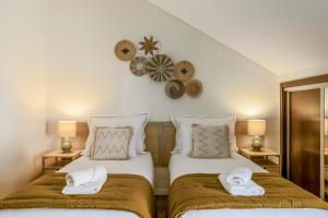 Postel nebo postele na pokoji v ubytování Cortes Reais Guesthouse By All2gether