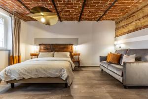 a bedroom with a bed and a couch at Le Zucche Vuote in Quargnento