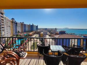Un balcón con sillas y vista a una ciudad. en Porto marina for rent, en El Alamein