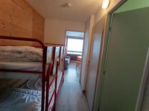 En eller flere senge i et værelse på Studio skis aux pieds, parking, animaux ok - FR-1-445-95