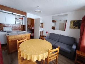 Køkken eller tekøkken på Studio skis aux pieds, parking, animaux ok - FR-1-445-95 + 12 billeder