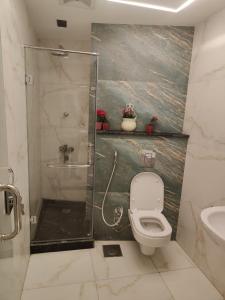 Un baño con ducha, inodoro y lavabo. en Porto marina for rent, en El Alamein 14 fotos más