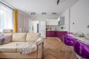 a living room with a couch and a kitchen at Bytom Merlot in Bytom