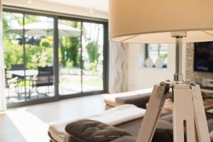 un soggiorno con lampada e divano di Weidestr 18 Wohnung 1 ( Captains' Finest) a Heiligenhafen