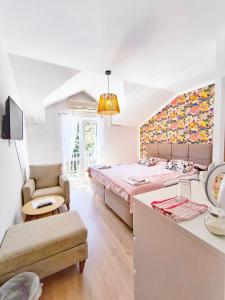 Un dormitorio con una cama grande y un sofá. en Villa Kipre, en Cavtat