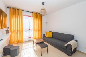 una sala de estar con un sofá y una mesa en 2BR BuenaVida Residential, en Breña Baja 113 fotos más