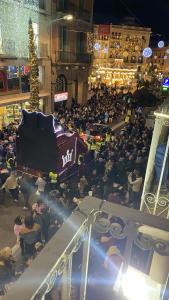 an overhead view of a crowd of people in a mall at Cal Feliu - Piso amplio en el centro de Reus in Reus +16 photos
