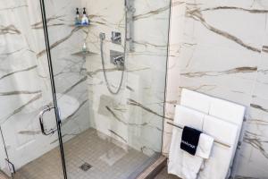 Un baño de SKKY Hotel