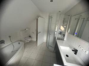 カールスシュタットにあるHoliday Apartmentのバスルーム(バスタブ、シャワー、トイレ付)