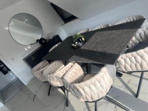 カールスシュタットにあるHoliday Apartmentの黒いテーブルと椅子のあるダイニングルーム