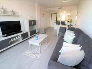 TV a/nebo společenská místnost v ubytování Encantador apartamento con piscina y jardín a 200m de la playa, San Juan de los Terreros - ES-376-20