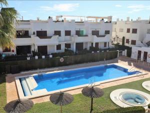 una grande piscina di fronte a un edificio di Apartamento acogedor a 100m de la playa en Andalucía - ES-376-23 a Pulpí