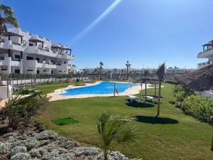 Una vista de una piscina en un resort. en Apartamento moderno cerca de la playa, aire acondicionado, 2 dormitorios, jardín común - ES-376-18, en Pulpí