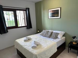 Un dormitorio con una cama con toallas. en Apartamento moderno cerca de la playa, aire acondicionado, 2 dormitorios, jardín común - ES-376-18, en Pulpí 28 fotos más