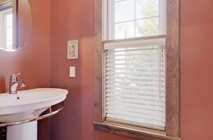 une salle de bain avec un lavabo blanc et une fenêtre dans l'établissement 9009 chemin des Alpages, à Stoneham 18 autres photos