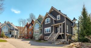une rangée de maisons dans un quartier résidentiel dans l'établissement 9009 chemin des Alpages, à Stoneham