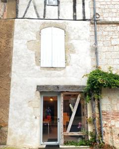 a window on the side of a building at Le 29 Bis in Laparade