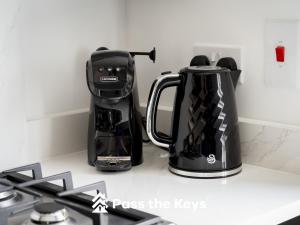affeepot and a coffee maker on a kitchen counter at Pass the Keys Modern Townhouse with Garden and Parking in Ascot in Ascot