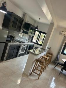 Η κουζίνα ή μικρή κουζίνα στο Nr 2 appartement 1 chambre salon Natangue Sud