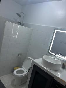 Ένα μπάνιο στο Nr 2 appartement 1 chambre salon Natangue Sud