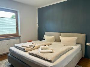 sypialnia z łóżkiem i dwiema poduszkami w obiekcie Appartement Lana - by NV-Appartements w mieście Kirchberg in Tirol