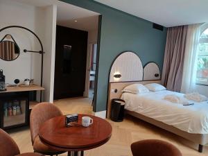 sypialnia z łóżkiem, stołem i krzesłami w obiekcie Mercure Albi Rives du Tarn w mieście Albi