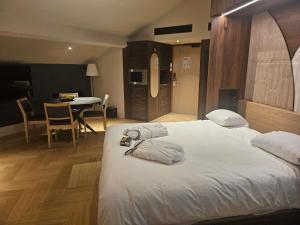 Łóżko lub łóżka w pokoju w obiekcie Mercure Albi Rives du Tarn