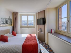 pokój hotelowy z łóżkiem i dwoma oknami w obiekcie Mercure Albi Rives du Tarn w mieście Albi