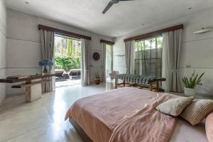 En eller flere senge i et værelse på Villa Saba 10 + 75 billeder