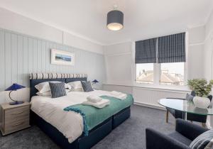 Postel nebo postele na pokoji v ubytování 5 Bedroom Apartment in North Berwick