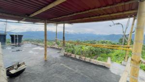 Aussicht vom Dach eines Gebäudes mit Bergen im Hintergrund in der Unterkunft La Mesa - Manzanares in La Mesa