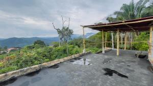 ein Hausdach mit einer Wasserlache in der Unterkunft La Mesa - Manzanares in La Mesa