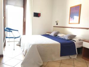 ビビオーネにあるApartments in Bibione 36154の大きなベッドと椅子のある寝室 +13枚の写真